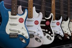 ARCA rematará guitarras Fender, bajos y micrófonos incautados por Aduana. Foto: Shutterstock