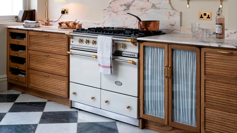 Uno de los trucos es incorporar estanterías. En la nota, te contamos más. Créditos: deVOL Kitchens.