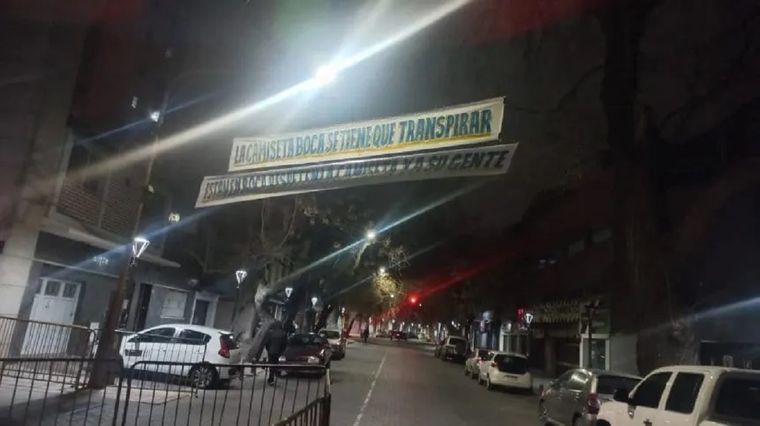 Los hinchas colgaron pasacalles para reclamar compromiso al plantel antes del partido en Mendoza (foto TyC Sports)  