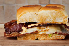 Entre un 10% y un 15% de los nitratos que consumimos proviene de la carne. Foto: GETTY IMAGES