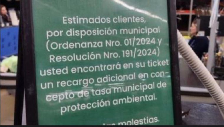 Hipermercado ubicado en la zona norte del Conurbano bonaerense avisando a sus clientes de un cobro extra en sus tickets por una tasa municipal