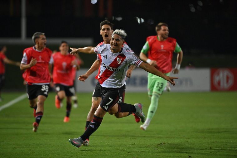 Maxi Salas festeja su agónico gol del triunfo, que le dio los tres puntos a River en un momento muy caliente del partido.