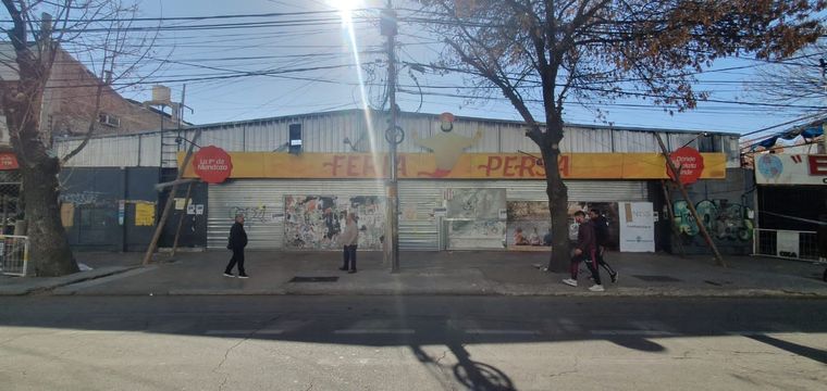 Los vendedores abandonaron el frente del Persa incendiado