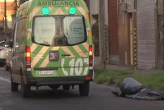 En medio del operativo llegaron familiares del ladrón abatido e intentaron evadir a los agentes para acercarse al cuerpo del adolescente Foto: NA