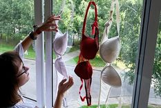 ¿por que los bielorrusos cuelgan ropas rojas y blancas como protesta?