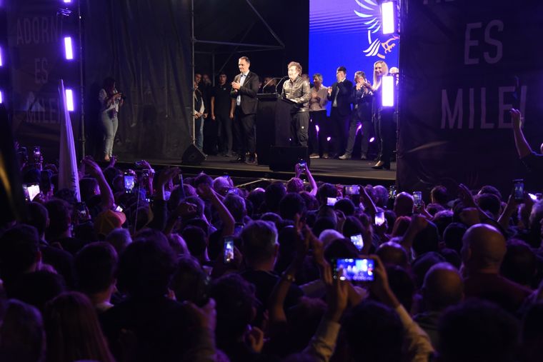 Adorni y Milei en el cierre de campaña en la Ciudad. Foto: Juan Mateo Aberastain/MDZ Adorni y Milei en el cierre de campaña en la Ciudad. Foto: Juan Mateo Aberastain/MDZ
