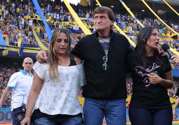 Falcioni y su familia en La Bombonera. Foto: Télam