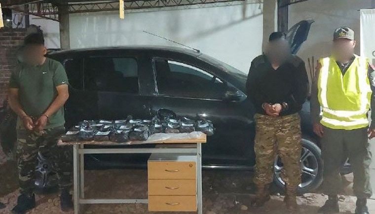 Los detenidos y el decomiso de la droga tras el control Foto: Gentileza El Tribuno de Salta