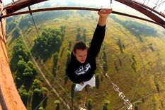 individuo realiza vertiginosas acrobacias en la altura