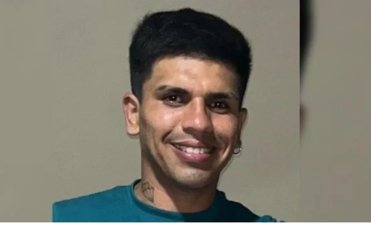 Jonathan Báez mide 1,60 metros, tiene tez morena, ojos marrones, cabello castaño oscuro lacio y varios tatuajes en brazos, pecho y espalda. Foto: Archivo MDZ