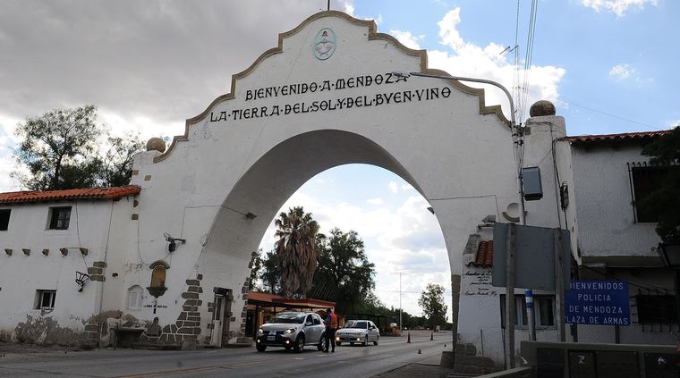La mujer tardó 22 horas para llegar a nuestra provincia y denunció malos tratos y condiciones inhumanas en los controles Foto: ALF PONCE / MDZ