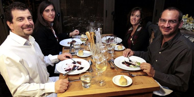 Gabriel, Analía, Marcela y Germán, una de las mesas más divertidas. Foto: Gentileza