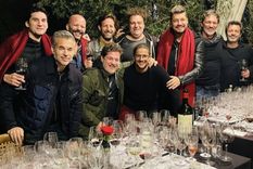 Tinelli junto a Ale Vigil, su hijo Francisco y sus mejores amigos.