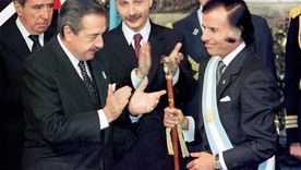 Menem alfonsín El primer traspaso de mando de dos presidente democráticos luego de la dictadura. Menem alfonsín El primer traspaso de mando de dos presidente democráticos luego de la dictadura.