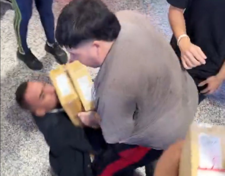 La locura por el Black Friday en Ciudad del Este llevó a la gente a pelearse en los pasillos del lugar.