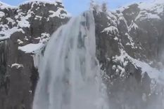 Debido a las bajas temperaturas causadas por el frío extremo, así está la fabulosa Cascada la Fragua en el norte de Neuquén. Foto: Captura de video de Martín Muñoz