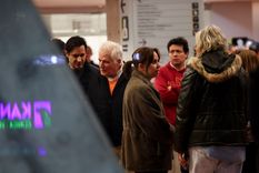 María Claudia Tarazona, esposa de Uribe Turbay, informó que el candidato presidencial había salido con vida de la primera cirugía.