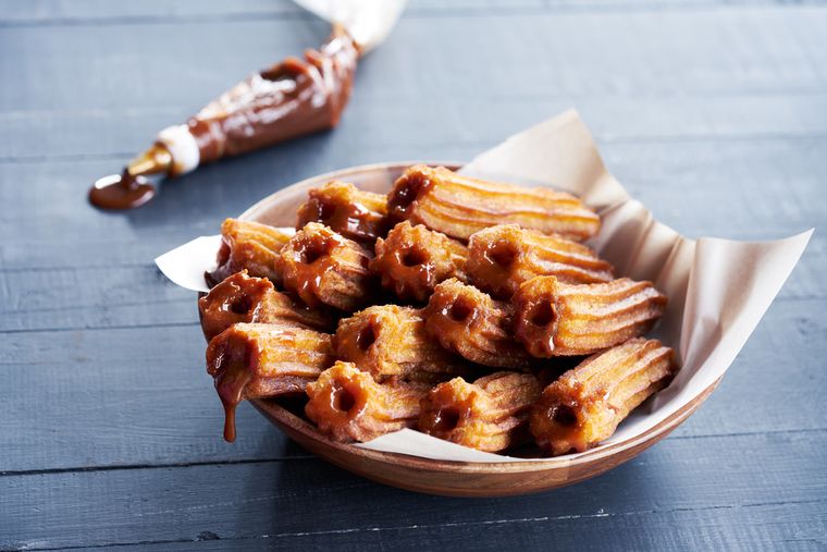 Esta receta combina dos clásicos: la masa frita crujiente y el relleno de dulce de leche, muy popular en América Latina. Esta receta combina dos clásicos: la masa frita crujiente y el relleno de dulce de leche, muy popular en América Latina.