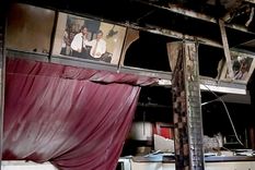 Sandoval y Espósito, interpretados por Francella y Darín. El cuadro es lo único en pie en el bar donde se filmó parte de El secreto de sus ojos. Foto: Pablo Icardi/MDZ