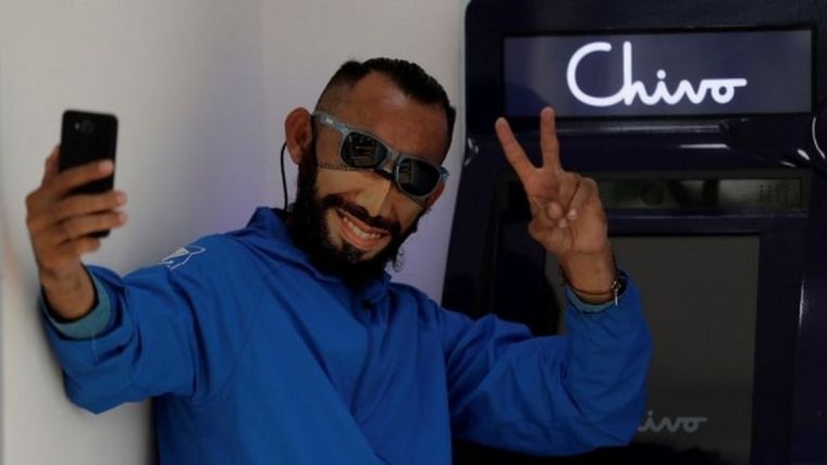 Un usuario en un cajero de bitcoin en El Salvador. Foto: EPA