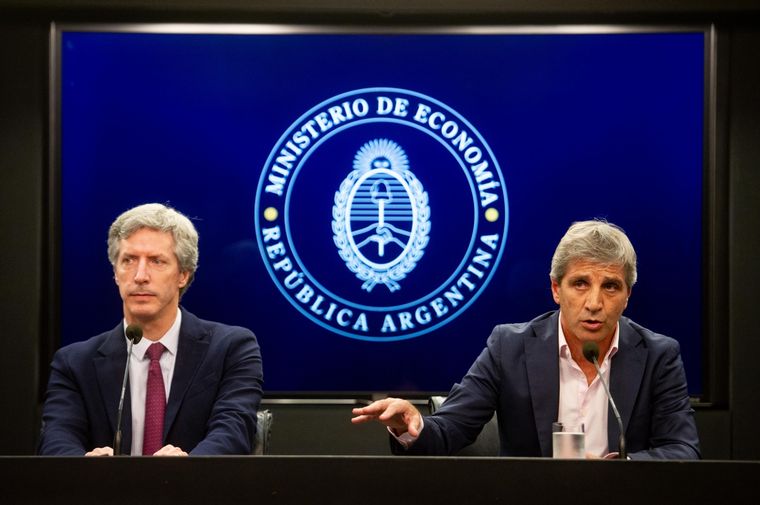 Santiago Bausili y Luis Caputo, presidente del BCRA y titular del Palacio de Hacienda.