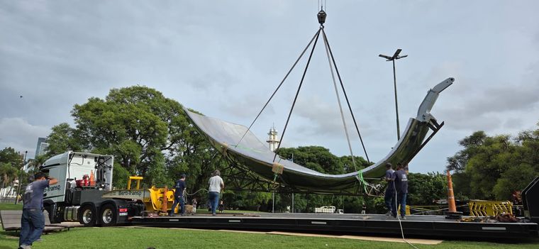 Así es el impresionante operativo para colocar el pétalo de la Floralis Genérica Así es el impresionante operativo para colocar el pétalo de la Floralis Genérica