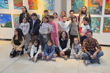 Los pequeños artistas juntos a los profes del taller Daniela Valdez y Claudio Escobar. Mirá la galería de imágenes al final de la nota.