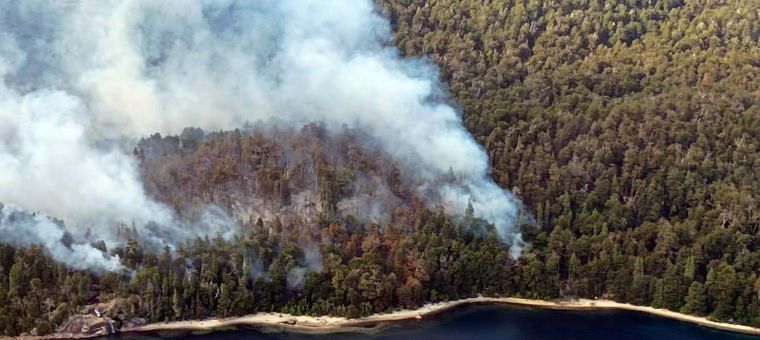 Parque Nacional Nahuel Huapi Por el incendio se cerraron los accesos desde la ciudad de Bariloche. Foto: Télam
