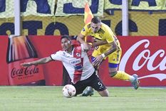 Briasco pelea la pelota en la altura de Potosí. Foto: Foto Baires. Briasco pelea la pelota en la altura de Potosí. Foto: Foto Baires.