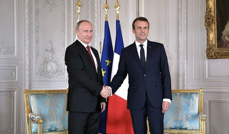 Vladimir Putin y Emmanuel Macron, en otros tiempos. Foto: Wikipedia.