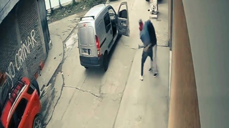 Una joven fue abordada a plena luz del día en Lomas de Zamora: el dramático forcejeo