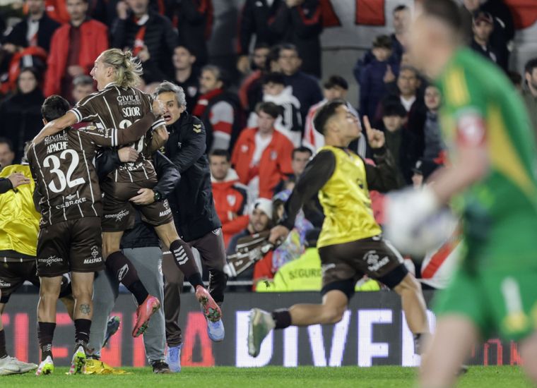 Platense sorprendió y eliminó a River en el Monumental. Foto: Fotobaires