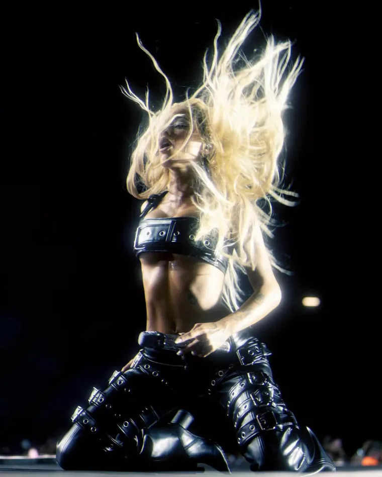 Cuero, pieles y estética Y2K en el arranque de su nueva gira mundial. Cuero, pieles y estética Y2K en el arranque de su nueva gira mundial.