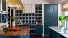 El azul, según las variantes, también es un color que ilumina la cocina. Foto: Nadia Watts Interior Design