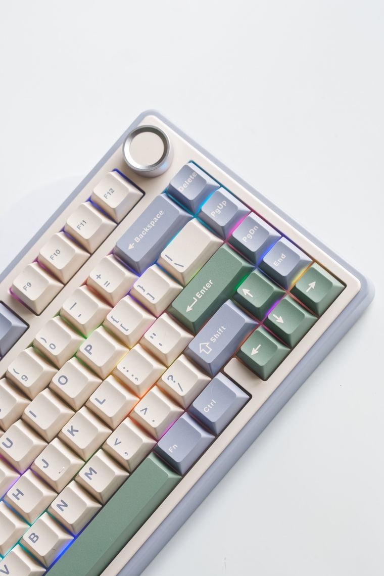 El teclado mecánico Brown ofrece la resistencia física de la gama táctil pero mantiene un nivel de ruido moderado para la oficina. El teclado mecánico Brown ofrece la resistencia física de la gama táctil pero mantiene un nivel de ruido moderado para la oficina.