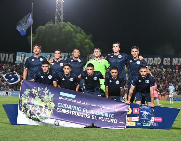 Independiente Rivadavia logró un importante triunfo en su estreno en casa. Independiente Rivadavia logró un importante triunfo en su estreno en casa.