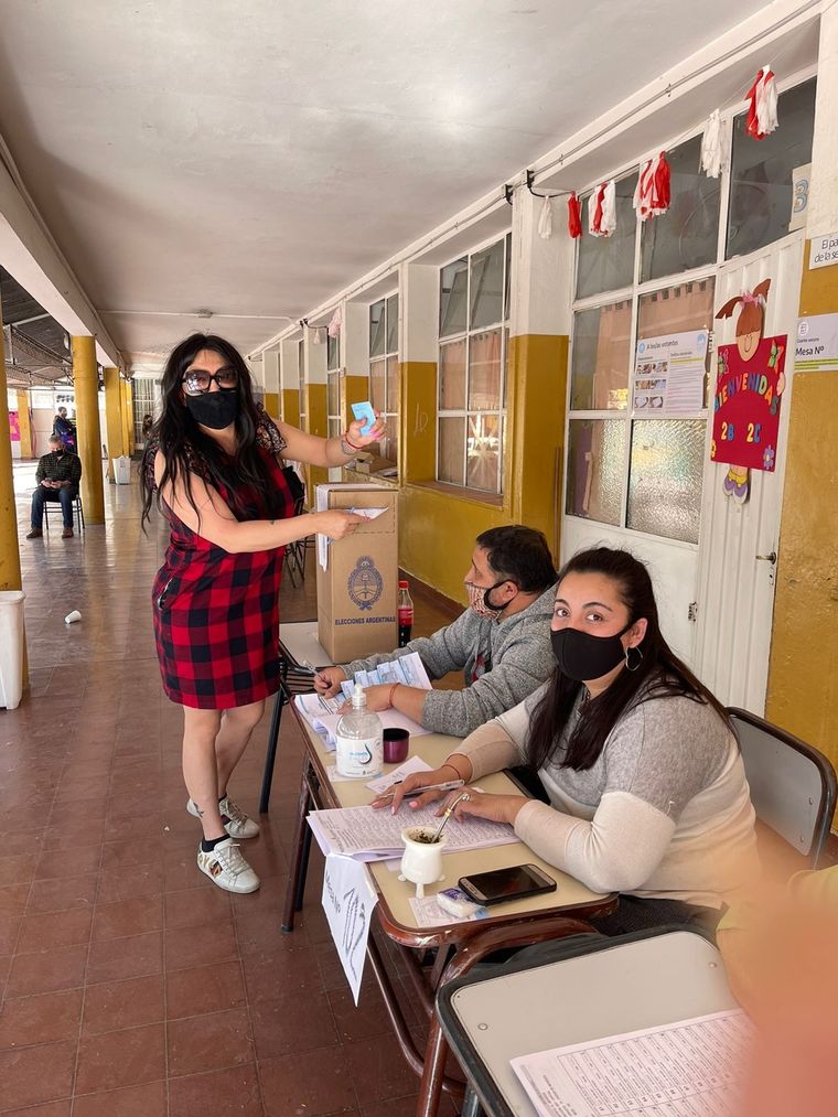 Ana Laura en el momento de emitir el voto. Foto: MDZ