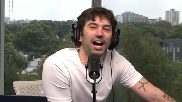 El comunicador se consolida como una de las figuras más influyentes del streaming político actual. Foto: captura de video YouTube/ Gelatina