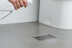 Acaba con la suciedad del baño en pocos minutos con vinagre blanco.&nbsp;