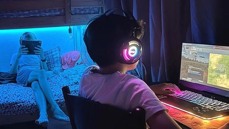 Los niños y niñas juegan menos y más en soledad, según el estudio. Foto: NaraWard