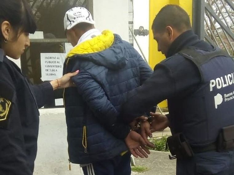 Uno de los jóvenes que que terminó detenido tras intentar robar dentro del cementerio de La Plata.