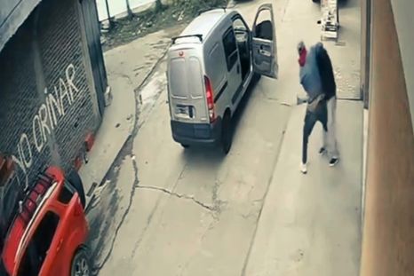 Una joven fue abordada a plena luz del día en Lomas de Zamora: el dramático forcejeo Una joven fue abordada a plena luz del día en Lomas de Zamora: el dramático forcejeo