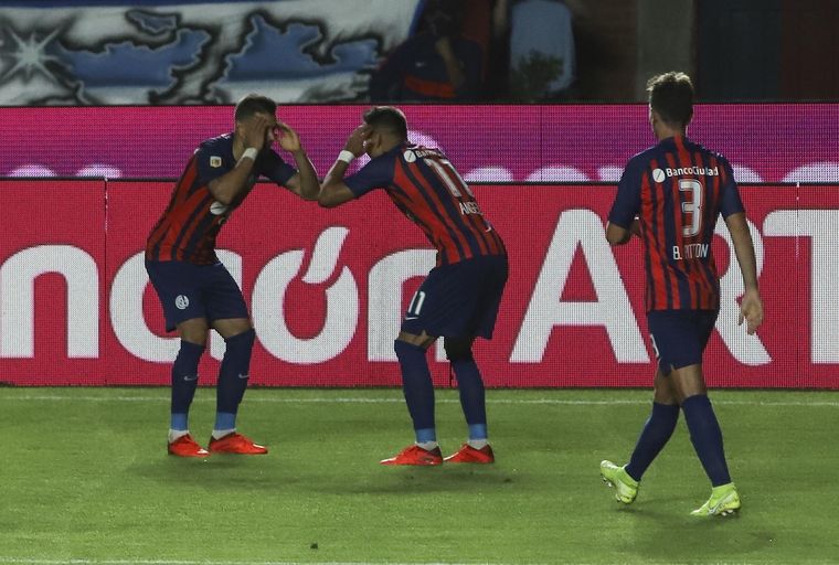 Los hermanos siempre unidos y el Ciclón festeja. Foto: Télam