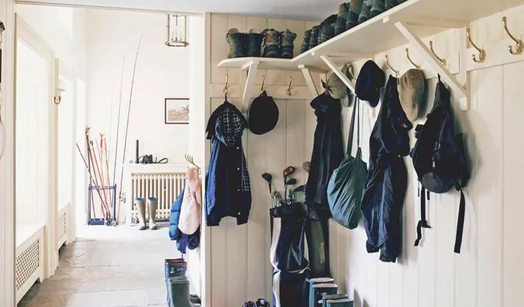 Para abrigos, sombreros y bufandas mojados, colocar ganchos en la entrada o en el cuarto de servicio es la forma más sencilla de evitar que la humedad se extienda por toda la casa.