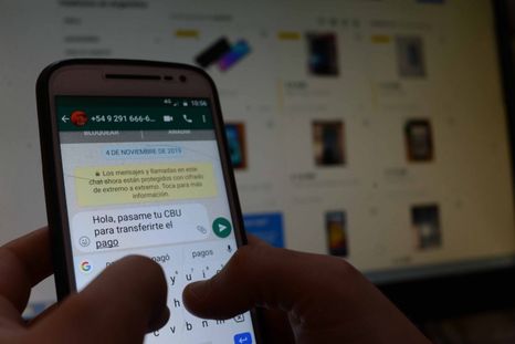 La conversación con el estafador se inició por Facebook, continuó por WhatsApp y finalizó con una llamada telefónica Foto: Archivo