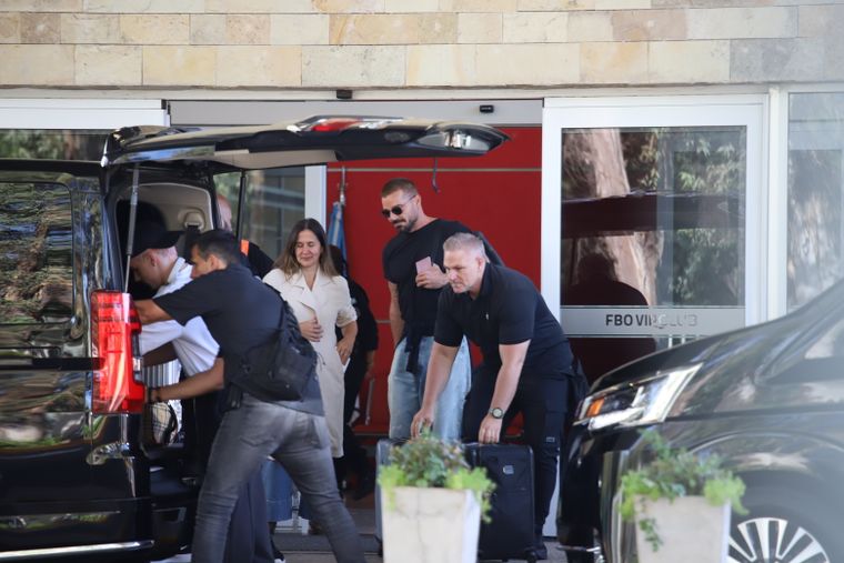 El vuelo se retrasó por 120 minutos pero nada cambió la agenda del cantante. El vuelo se retrasó por 120 minutos pero nada cambió la agenda del cantante.