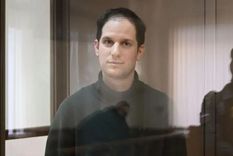 Evan Gershkovich durante una audiencia en un juzgado ruso. Foto: getty images