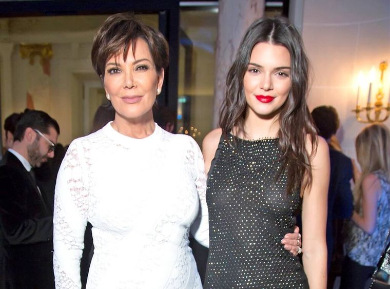 Kendall Jenner y su madre Kris Foto: Archivo