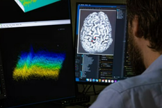 Un implante cerebral permite comunicarse a un hombre totalmente paralizado con ELA