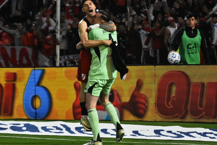 Franco Armani y Gonzalo Montiel festejan la clasificación de River en la tanda de penales. Franco Armani y Gonzalo Montiel festejan la clasificación de River en la tanda de penales.